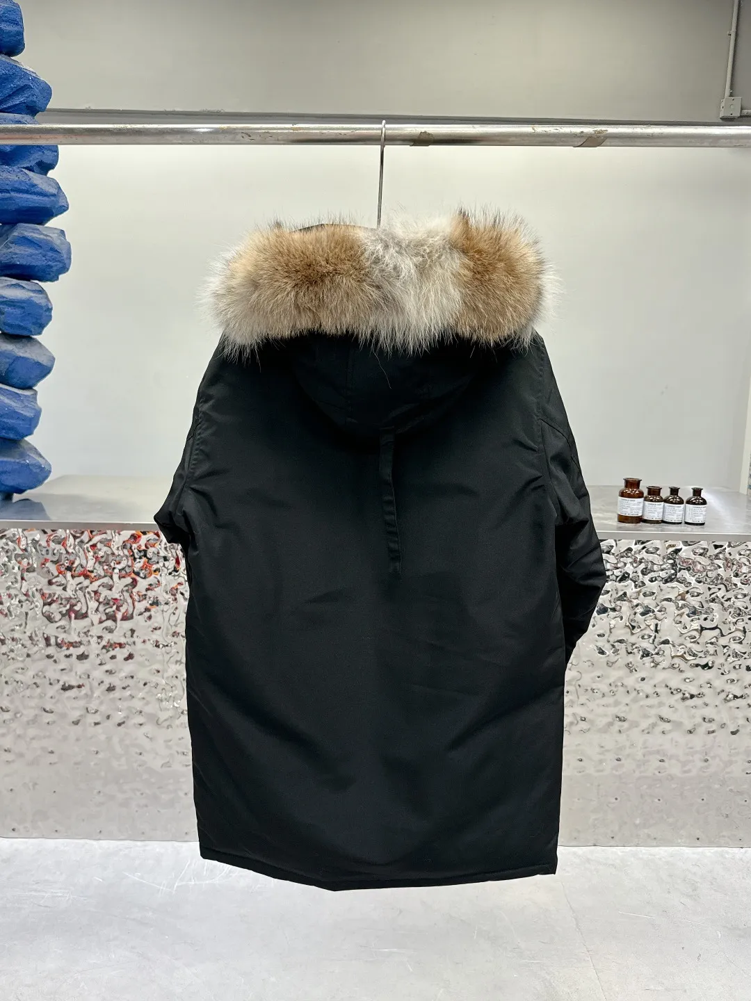 P840 Canada Goose 13 down jackets, timeless classics, same style for men and women, mid-length windbreaker jacket. Canada Goose technology waterproof fabric is wind and cold resistant and extremely warm! Plush heat storage keeps you warm and warms you up quickly! Extra large fur collar design, fine fur, smooth to the touch, comfortable and skin-friendly! Double windproof cuffs to prevent cold wind from entering! The pockets have a flap zipper design and the upper pocket is a diagonal pocket, which is convenient and practical! Canada Goose’s popularity in the past two years has greatly surpassed that of the king of down jackets, the Meng Mouth, and it is the hottest item in autumn and winter on INS! Same style for men and women, Canada Goose’s classic style! Color: Black, Off-white, Gray, Navy Size: XS S M L XL XXL